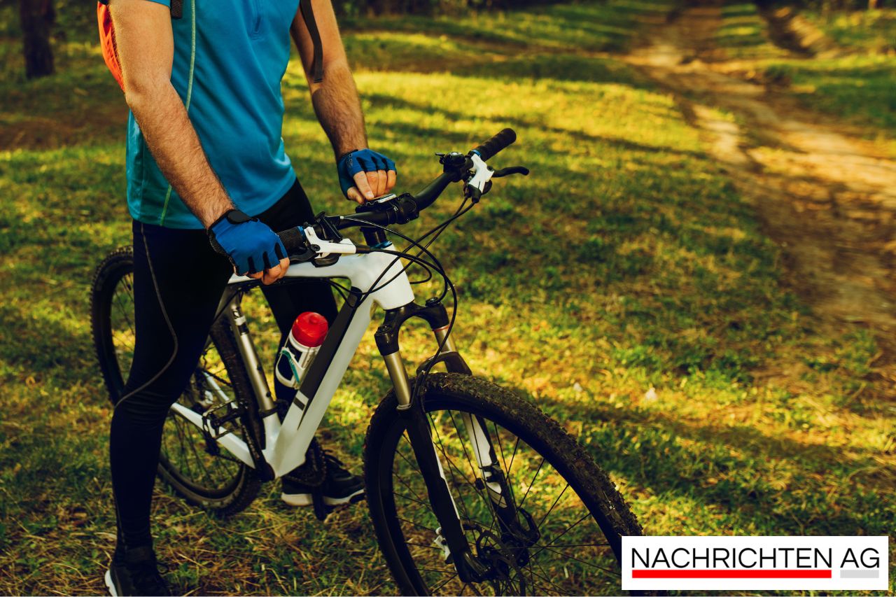 Discover Palm Beach's Hidden Gems on Luxurious E-Bike Tours!