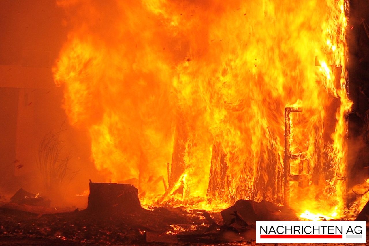 Fire Erupts in Cancun Carpentry Shop, Neighbors Panic as Heroes Respond